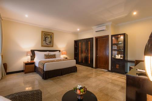 吉利特拉旺安奥姆巴克日落酒店的一间卧室设有一张床和一间客厅。