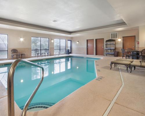 霍布斯霍布斯曼斯戴套房酒店的蓝色的大游泳池,位于酒店客房内