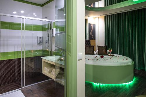 Nogueira da RegedouraMotel Emoções的带淋浴和浴缸及水槽的浴室