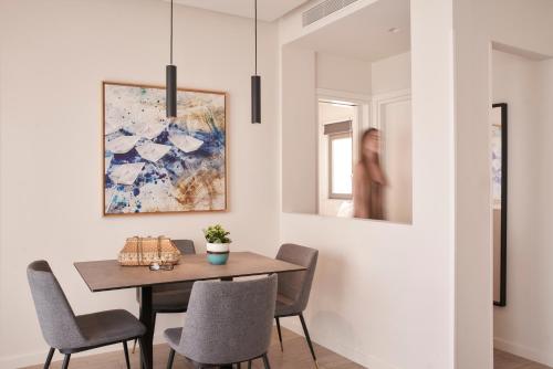雅典Hestia - Romvis 9的一间带桌椅的用餐室