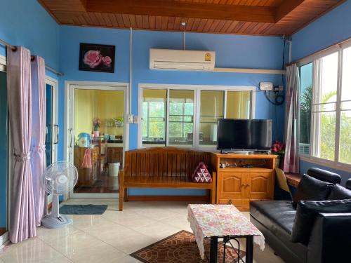 Ban Khao Ya Nua查克民宿的带沙发和电视的客厅