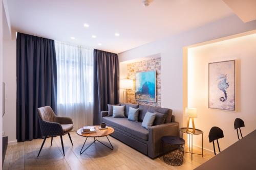 雅典Hestia - Romvis 9的客厅配有沙发和桌子