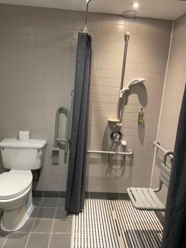 坎特伯雷坎特伯雷大教堂旅馆的一间带卫生间和淋浴间的浴室