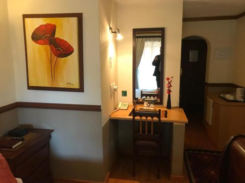 逊邱伦De Oude Herberg的一间房间,配有一张桌子和一幅罂粟的画