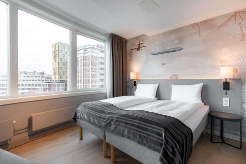 奥斯陆斯堪迪克柏波尔腾酒店的一间卧室设有一张床和一个大窗户