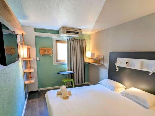马赛马赛老港宜必思快捷酒店的小房间设有床和窗户