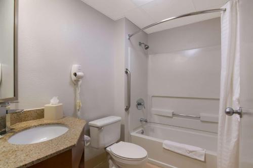 米斯蒂克米斯蒂克品质酒店的浴室配有卫生间、盥洗盆和浴缸。