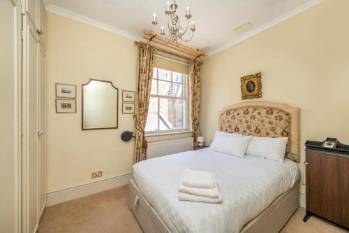 伦敦The Grand "Old Boy" - Marylebone - by Frankie Says的一间卧室设有一张床和一个窗口