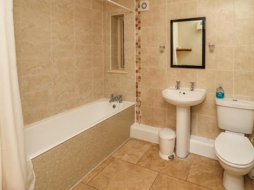 WelbournHill Top Cottage的浴室配有卫生间、盥洗盆和浴缸。