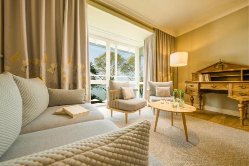 格吕克斯堡阿尔特迈尔霍夫维塔尔酒店的带沙发和钢琴的客厅