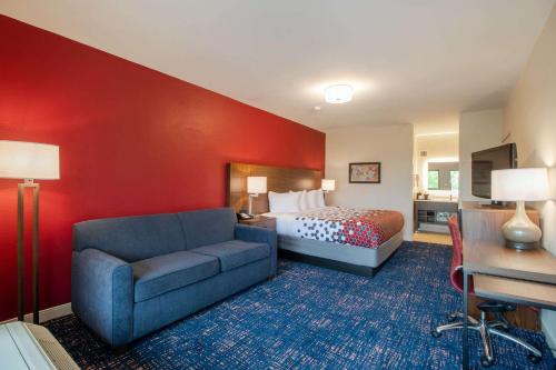 弗利Econo Lodge Inn & Suites Foley-North Gulf Shores的酒店客房,配有床和沙发