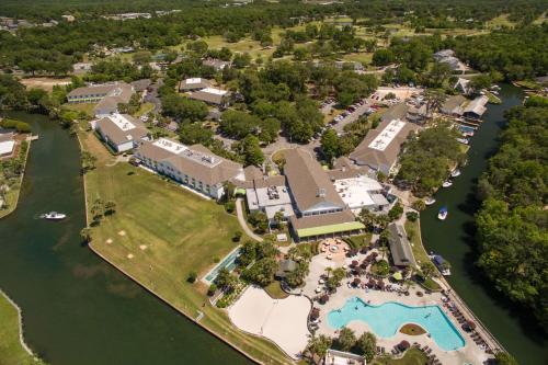 克里斯特尔里弗Plantation Resort on Crystal River, Ascend Hotel Collection的水面上房子的空中景观