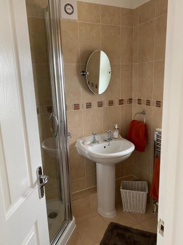 梅瓦吉西An Mordros 15 Polkirt Heights的浴室配有盥洗盆和带镜子的淋浴