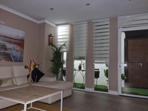 多列毛利诺斯Apartamento con sol de paz的带沙发的客厅和带百叶窗的窗户
