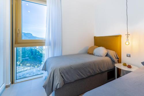 贝尼多姆Intempo planta 22 ! vistas impresionantes !的一间卧室设有一张床和一个大窗户