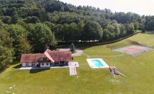 Le SaulcyVilla Le Chant des Sapins - Tennis, Pool, Golf的享有房子和游泳池的空中景致