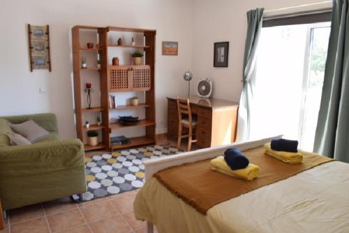 拉戈斯casa pipoca的一间卧室配有一张黄色毛巾的床