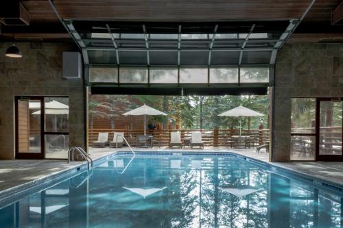 杰克逊最佳西方别墅酒店杰克逊霍尔的享有房屋景致的室内游泳池