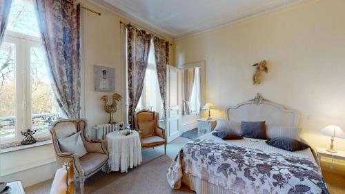 Wailly-BeaucampChâteau "Le Castel des Anges"的一间卧室配有一张床、一把椅子和窗户。