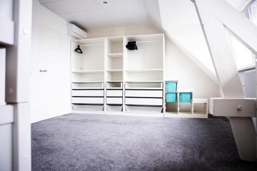 凯尔克拉Luxurious House in Kerkrade Center的建筑里一个空房间,有白色架子
