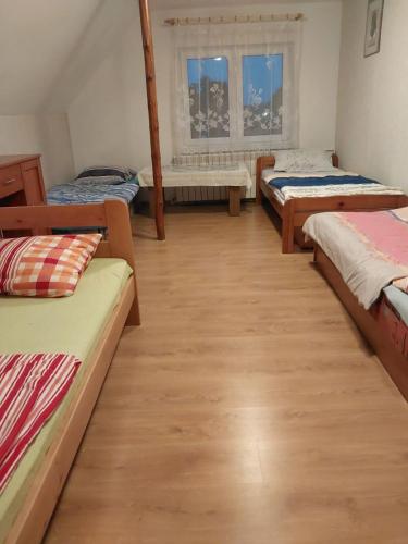 扎莫希奇Morfeusz的客房设有四张床,铺有木地板。