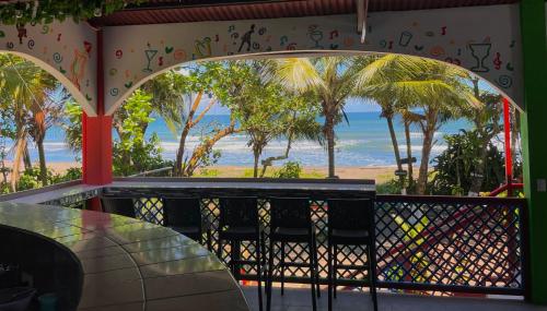 托尔图格罗Hotel El Icaco Tortuguero的海景餐厅设有桌子