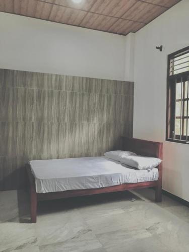Sinharaja Cave Resort的一张位于客房角落的床铺