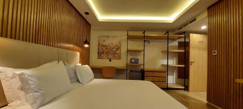 卡萨布兰卡Unico Hotel & Spa Casablanca的一间卧室配有带白色枕头的床