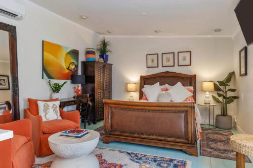 基韦斯特Studio Blue的一间卧室设有一张床和一间客厅。