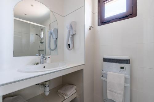 格拉斯勒斯赛德雷斯阿克乡村度假酒店的白色的浴室设有水槽和镜子