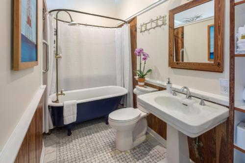 基韦斯特Studio Blue的一间带水槽、浴缸和卫生间的浴室