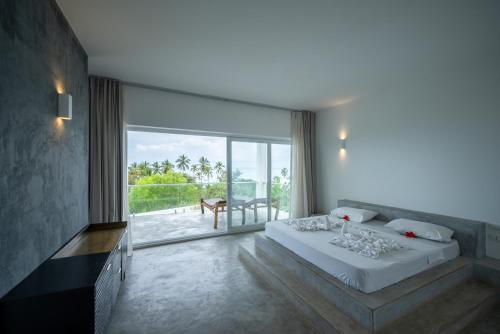 吉汶瓦OceanView Villa Manzini with Private Pool ZanzibarHouses的一间卧室设有一张大床和一个大窗户
