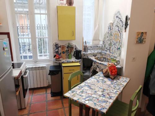 巴黎Charmant studio atypique的厨房配有桌子和台面