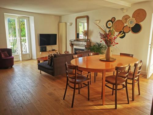 希农Maison au calme avec terrasse et jardin的客厅配有桌子和沙发