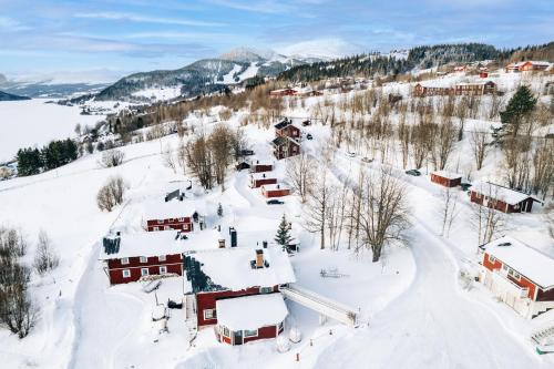 奥勒Karolinen Stugor & Lägenheter的雪中村庄的空中景观