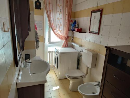 韦尔巴尼亚Appartamento Chic Vista Lago - Casa Janis的一间带卫生间和水槽的小浴室
