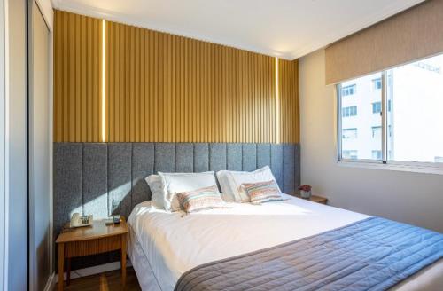 圣保罗Lindo Apartamento Alto Padrão Bela Cintra Stay的一间卧室设有一张大床和一个窗户。