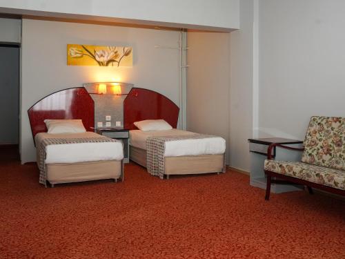 班德尔马HOTEL EKEN的酒店客房,配有两张床和椅子