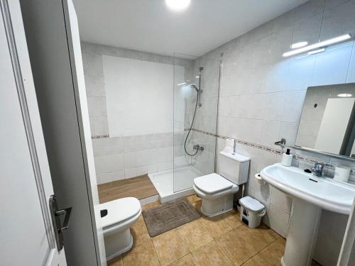 拉哈雷斯La Milagrosa Surf House & CoWork的浴室配有卫生间、盥洗盆和淋浴。