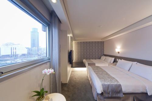 基隆华帅海景饭店的酒店客房设有两张床和大窗户。