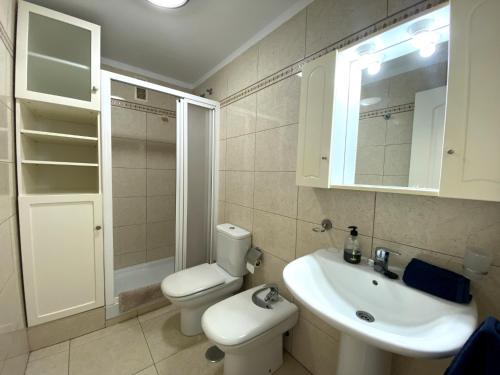 厄尔梅达诺Apartamentos Medano - La Ladera的浴室配有白色卫生间和盥洗盆。