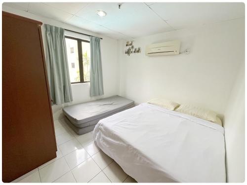 邦咯Sea & Wave #1 Coral Bay Apartment的一间小卧室,配有床和窗户
