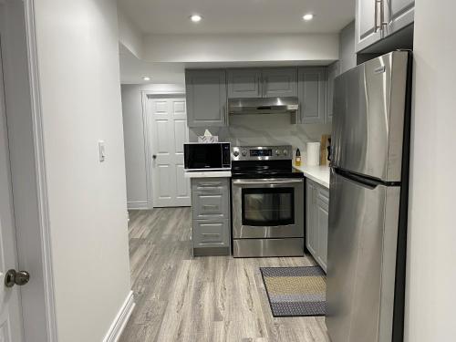 阿贾克斯Adorable Full house in Ajax Incl Basement的厨房配有不锈钢用具和灰色橱柜