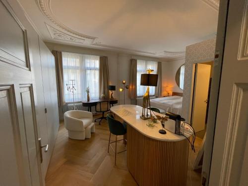 苏黎世Exclusive one room apartment next to Zürich main station的配有一张床和一张书桌的酒店客房