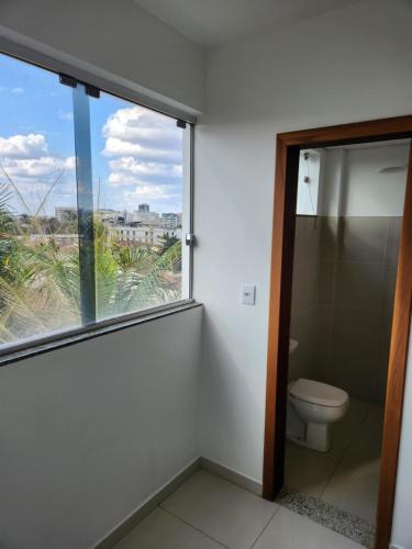 塞蒂拉瓜斯Comfort 302 - 4 Quartos no Centro的一间带卫生间的浴室和大窗户