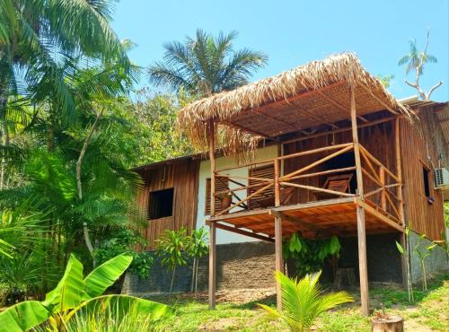 马瑙斯Ponta Poranga Jungle Lodge的一间有稻草屋顶的小房子