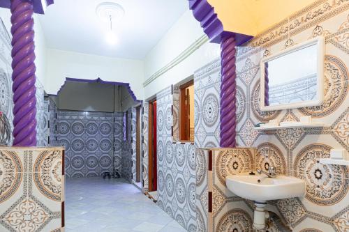达赫拉aDAM的一间带水槽和镜子的浴室