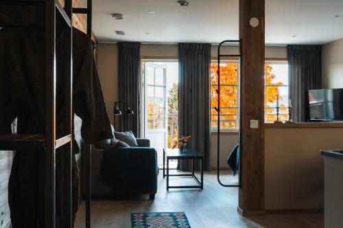 菲奈斯达伦Skoogs Logi - Rum的客房设有床、椅子和窗户。