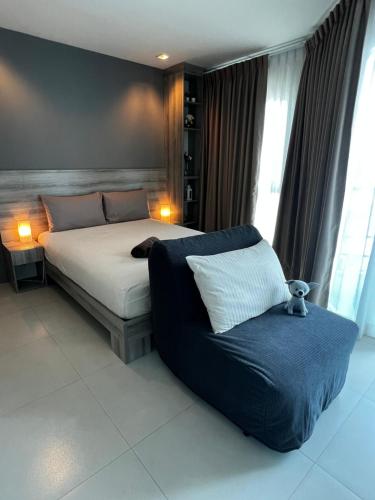 梅尔皮姆Grandblue Condominium#702 Seaview TopFloor MaePim Rayong的一间卧室配有一张大床和一张沙发