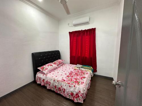 MacangDhia Homestay2的一间小卧室,配有一张带红色窗帘的床